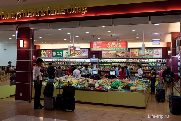 Магазинчик со вкусностями в Duty Free зоне Магазинчик со вкусностями в Duty Free зоне