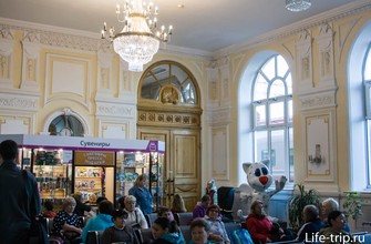 Зал ожидания справа от центрального входа