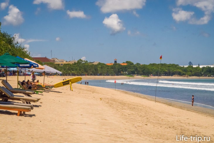 Кута (Kuta Beach) - длинный и шумный пляж на юго-западе