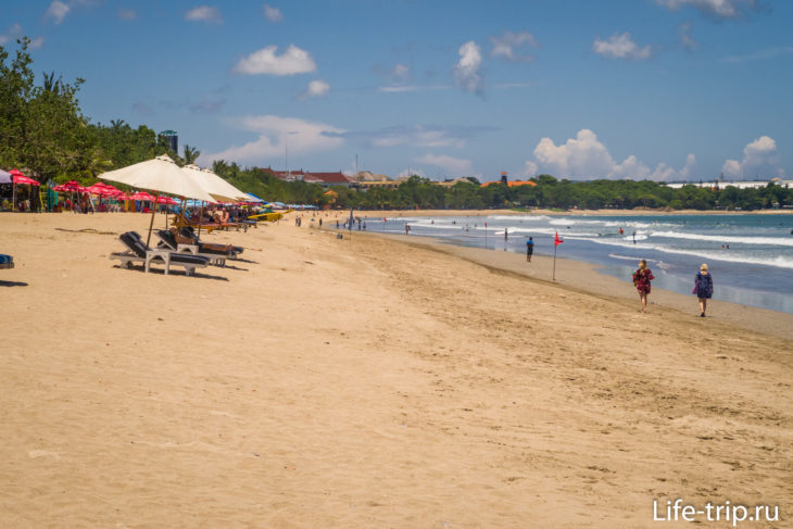Кута (Kuta Beach) - длинный и шумный пляж на юго-западе